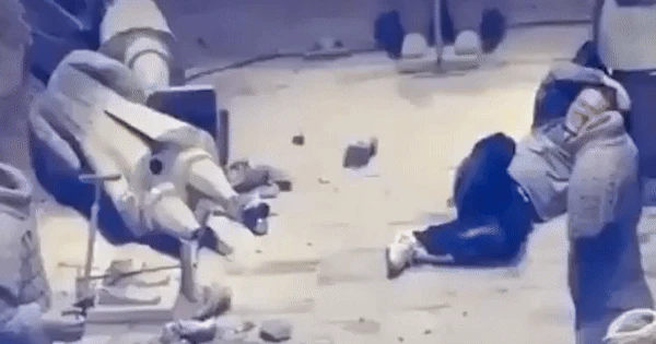 Có người nhảy vào hố Binh mã dõng: “Kỳ quan thứ 8 của thế giới” ở Trung Quốc tổn hại không thể đảo ngược