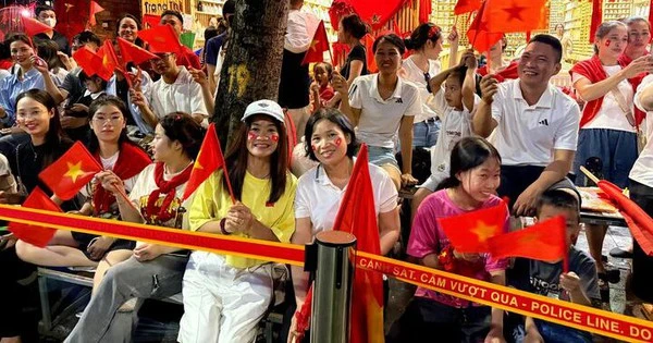 Người đàn ông làm điều bất ngờ giữa lòng phố cổ trong ngày tổng hợp luyện A80