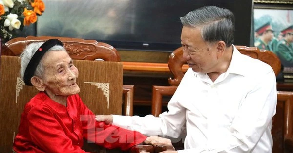 Tổng Bí thư Tô Lâm thăm, tặng quà Mẹ Việt Nam Anh hùng Lê Thị Sáu
