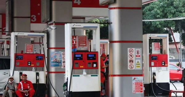 Indonesia cạn nhiên liệu diện rộng, người dân xếp hàng 30 phút chỉ để mua xăng: Chuyện gì đang xảy ra?