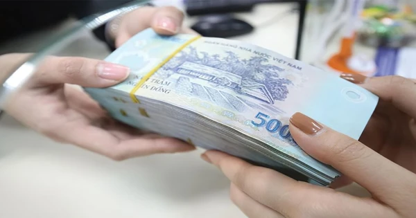 Lương tháng 13 triệu đồng nhưng kế toán chuyển nhầm 4,5 tỷ, bị kiện thì tòa án phán không cần trả lại, nam nhân viên trúng lớn