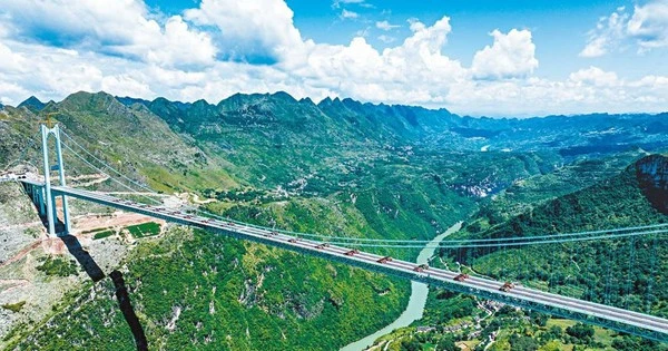 Trung Quốc xây cầu hơn 7.400 tỷ đồng bắc ngang qua “vết nứt của Trái đất”: Tích hợp cả khu du lịch trên không, du khách được ngồi uống cà phê ở độ cao hơn 600m