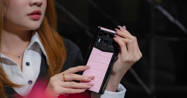 Giải mã chiếc điện thoại ví như pháo đài 