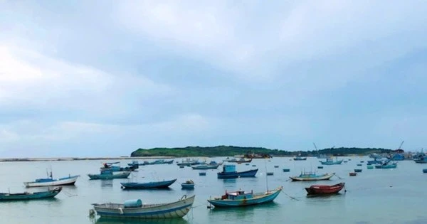 Tàu cá chở 22 người bị chìm trên biển Phú Quý, 2 người mất tích
