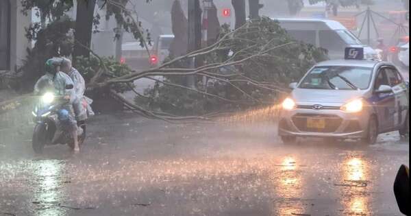 Hà Nội đã mưa rất to, gió quật đổ xe máy dù cách tâm bão hàng trăm km