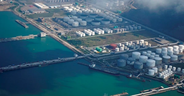 Quốc gia BRICS tuyên bố sẽ sản xuất gần 160 triệu tấn 'vàng lỏng', có khách mua đến 80 triệu tấn/năm với giá chiết khấu 30%: Sự 'kìm kẹp' của Mỹ và phương Tây lộ lỗ hổng?
