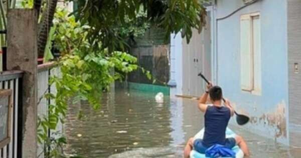 Lộ những khu ngập nặng ở Hà Nội sau bão lũ, người mua 'bỏ của chạy lấy người'