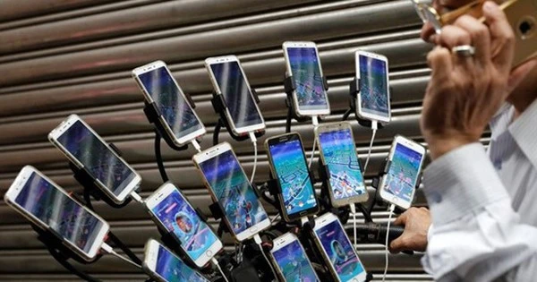 Công an đột kích 4 phòng livestream chứa hơn 20 chiếc điện thoại sáng suốt ngày đêm: phanh phui đường dây bán hàng giả trị giá 11 tỷ đồng, tịch thu 10.000 món đồ nhái