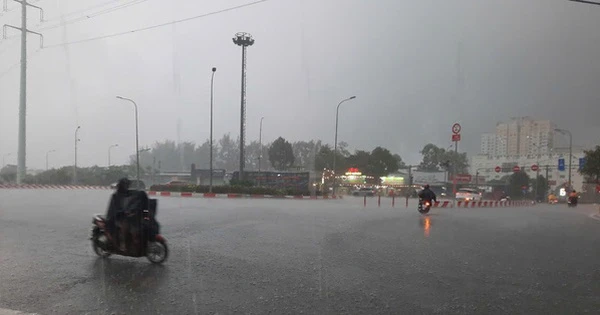 Bầu trời TP HCM tối sầm, mưa lớn trút xuống nhiều nơi