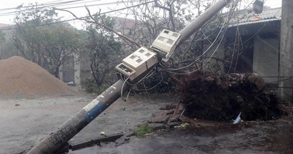 Bão số 10 với sức gió kinh hoàng đã đổ bộ vào đất liền: Mưa rất to, hàng loạt nhà dân bị sập, tốc mái