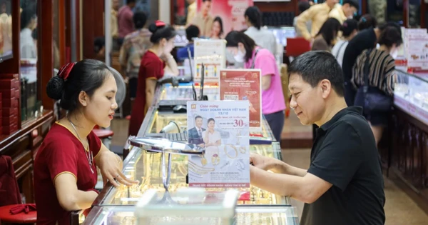 Vàng tăng điên loạn: Người có chút tích trữ còm cõi làm gì để giữ tiền?