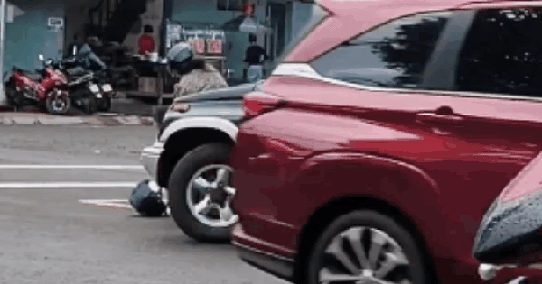 CLIP: Phẫn nộ xe 5 chỗ cố tình tông xe máy chở trẻ nhỏ