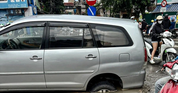 Ô tô sụt 'hố tử thần' ở ngã tư tại Hà Nội