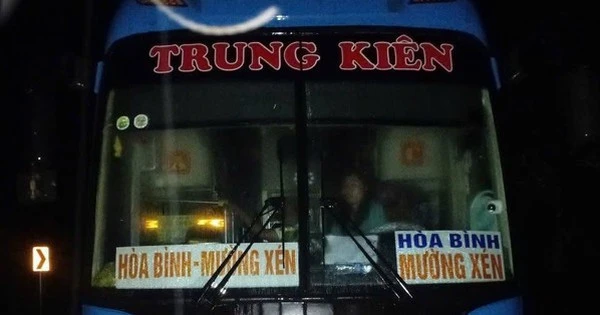 Xe khách chở 20 người mắc kẹt do lũ, nhà xe cầu cứu nhiều giờ