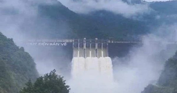 Lượng nước về hồ thủy điện Bản Vẽ đạt mức “kỷ lục” 9.543 m³/s, nhà dân ngập ngang nóc
