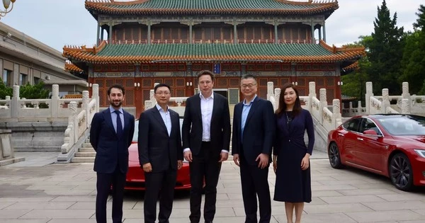 Musk, 2 chiếc Tesla đỏ - cầu nối Trung Quốc và Mỹ nay lung lay, người thay thế xuất hiện: CEO mặc áo da
