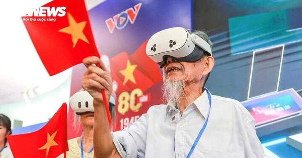 Vợ chồng cụ ông U90 chống gậy về Hà Nội, bật khóc khi nghe Bác Hồ đọc Tuyên ngôn