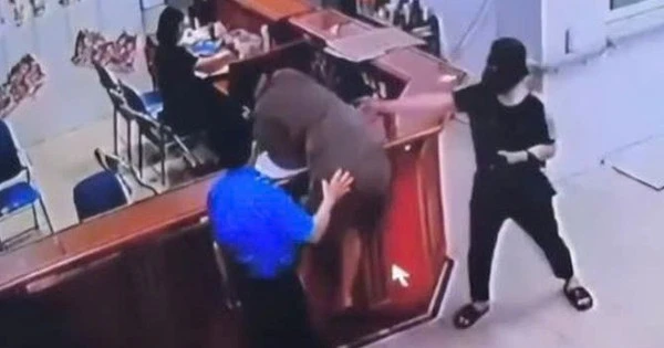 VIDEO: Nữ điều dưỡng bị một người đàn ông hành hung tại bệnh viện