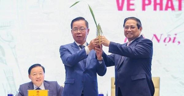 Tặng Thủ tướng món quà 1.247 hạt, ông Trần Mạnh Báo đề xuất gì trong lĩnh vực “xương sống” của kinh tế?