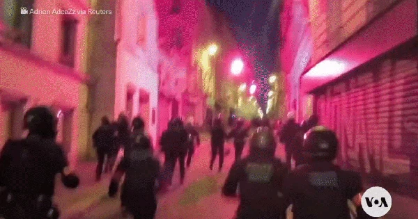 Bạo loạn ở Pháp: Hàng chục nghìn người đập phá, xô xát cảnh sát - Ông Macron nói về khả năng từ chức