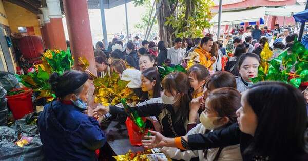 Hàng nghìn người về đền Bà Chúa Kho 'vay tiền, xin lộc' đầu năm