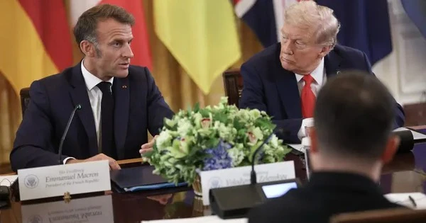 Khoảnh khắc ông Trump thầm thì, nêu lý do ông Putin muốn thỏa thuận hòa bình: 