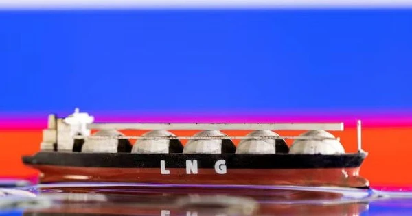 Giữa lúc doanh thu dầu khí giảm mạnh, Nga tìm được khách hàng mua khí đốt tiềm năng: Là quốc gia có căn cứ Hải quân Mỹ, lần đầu mua hàng triệu tấn LNG từ Moscow