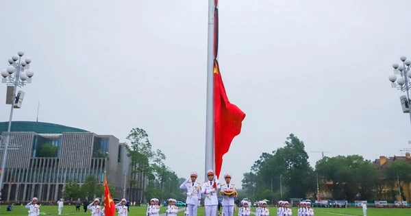 Lễ treo cờ rủ Quốc tang nguyên Chủ tịch nước Trần Đức Lương tại Quảng trường Ba Đình
