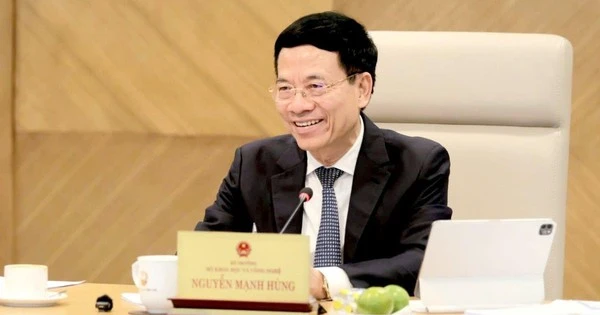 Bộ trưởng Nguyễn Mạnh Hùng: Bây giờ thay vì cạnh tranh hạ tầng, đã đến lúc phải chia sẻ, VNPT, Viettel phải chia sẻ hạ tầng cho MobiFone