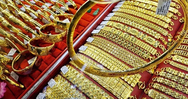 Giá vàng cao chót vót, động thái lạ của các công ty vàng