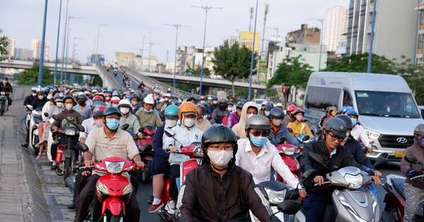 Đường vào trung tâm TPHCM chật cứng trong ngày đầu đi làm trở lại sau Tết