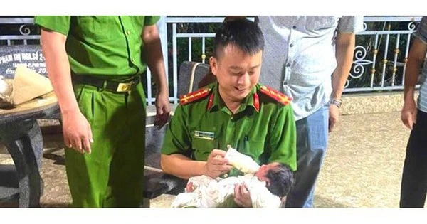 Bé trai sơ sinh để ở cổng chùa với mảnh giấy ghi 