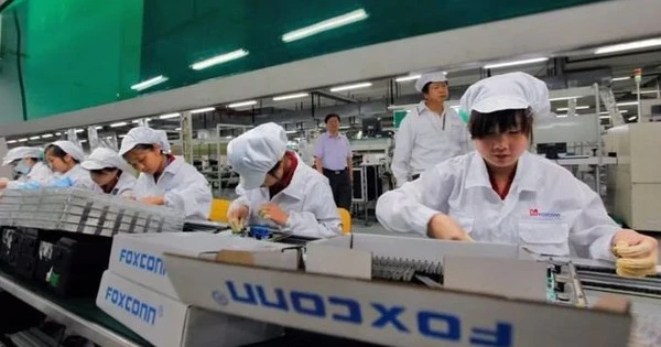 Foxconn tức tốc tuyển công nhân lắp iPhone 17: Trả 100 nghìn đồng/giờ, thưởng thêm gần 30 triệu nếu làm đủ 3 tháng