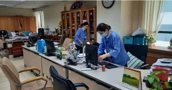 Nghề tay trái hái ra tiền chốn công sở: Chị lao công kiêm shipper chuyên nghiệp, sảnh văn phòng thành 'xóm chợ online'
