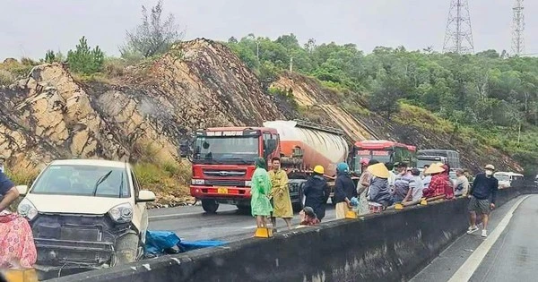 Ô tô va chạm người đi bộ trên đèo, 1 người tử vong