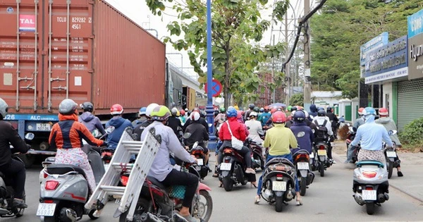 201 xe máy nào đi trên vỉa hè ở TP HCM bị Đội CSGT Hàng Xanh ghi hình?