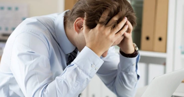 Banker làm việc 20 tiếng/ngày vẫn bị sa thải