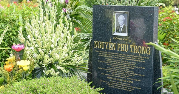 Xúc động dòng người viếng mộ cố Tổng Bí thư Nguyễn Phú Trọng