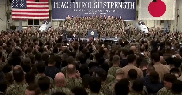 Binh lính Mỹ ở Nhật đồng loạt làm 1 điều khi Tổng thống Trump bước vào tàu sân bay USS George Washington