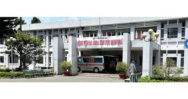 2 vợ chồng đang rửa nhà thì người chồng bất ngờ ngã xuống tử vong