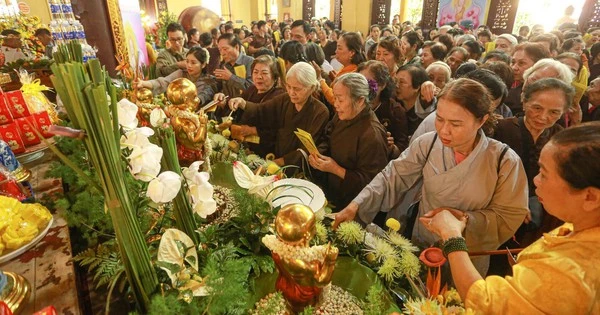 Phật tử cung kính mừng Đại lễ Phật đản 2025 tại chùa Quán Sứ