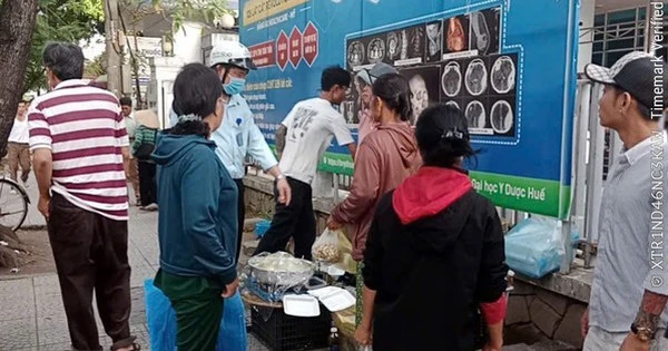 CLIP: Quán bún vỉa hè ở Huế bị kiểm tra vì có 