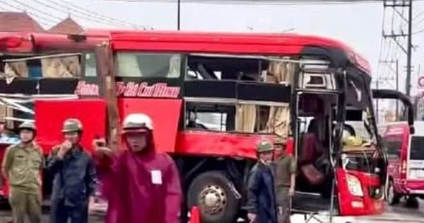Xe khách đâm container ở Bình Dương lúc rạng sáng, nhiều người bị thương
