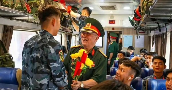 Lưu luyến giây phút tiễn đoàn diễu binh A80 rời ga Hà Nội