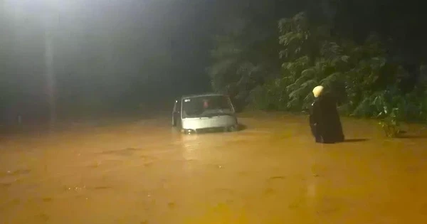 Hy sinh ô tô 16 chỗ để cứu hàng chục người chạy khỏi lũ dữ