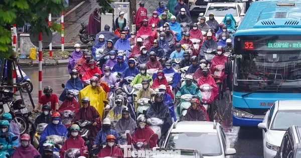 Ảnh hưởng bão số 9, Hà Nội mưa từ sáng sớm, giao thông ùn tắc