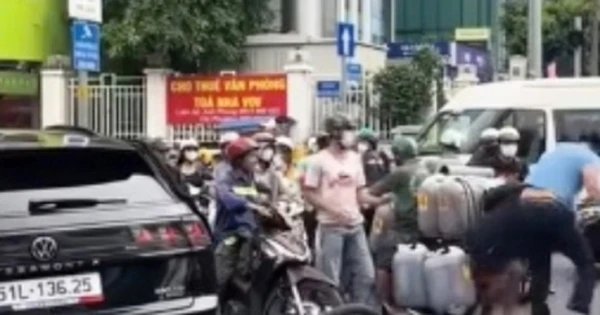 Thanh niên lái xe Volkswagen đánh ông lão giữa trung tâm TP.HCM gây phẫn nộ
