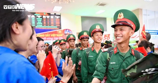 Người dân chào đón đoàn quân ra Bắc luyện tập diễu binh mừng 80 năm Quốc khánh