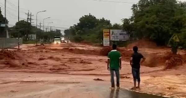 Cô gái trẻ bị lũ cát đỏ cuốn trôi trên đường phố Phan Thiết