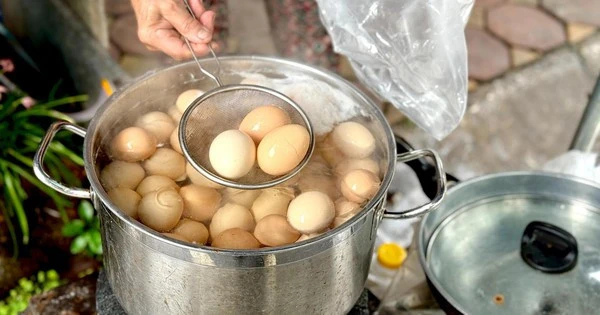 Trứng luộc, bánh rán, xúc xích xuống phố phục vụ nghìn người chờ xem diễu binh